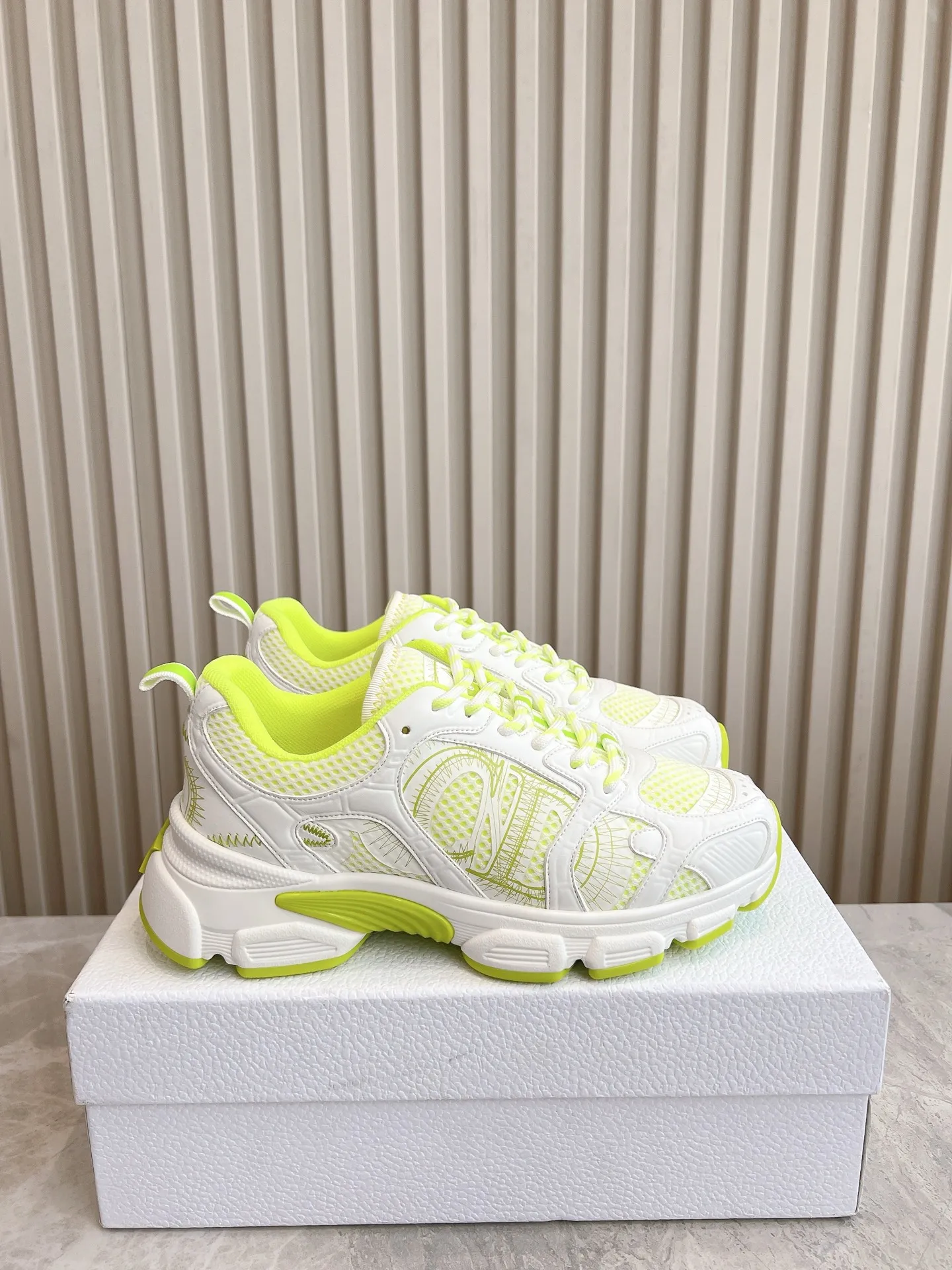 👟👟Ex-factory price 640👟👟 (Top version) Dior Chrono series sports shoes Purchased and developed in Taikoo Hui for RMB 18,200. This Dior chrono sports shoe continues the timeless silhouette and is carefully made of mesh, so it will be particularly comfortable on the feet. It is decorated with CD special craftsmanship logo to enhance the style. The lightweight style is matched with the "Christian Dior" logo thin sole, suitable for all seasons, and can be matched with all kinds of casual looks to add a finishing touch. Classic and super durable. Upper: cowhide stitching. Original molded outsole. Size: 35-41. Full set of counter synchronized gift box 💝 packaging